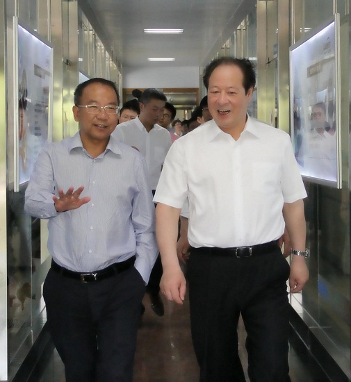 阮偉祥董事長(cháng)陪同彭佳學(xué)參觀(guān)龍盛科技樓 - 副本.JPG