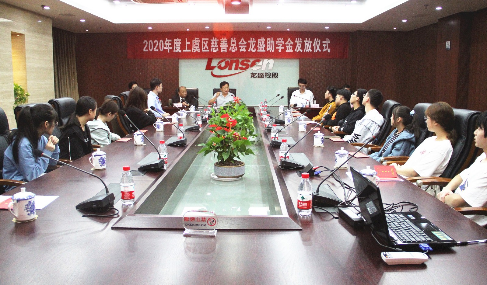 2020助學(xué)金發(fā)放現場(chǎng)小.jpg
